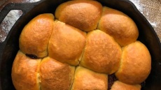 Γεμιστά μίνι τσουρέκια με πραλίνα