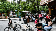 Χαλάρωση μέτρων: Συνεδριάζει η επιτροπή για απαγόρευση κυκλοφορίας, μουσική και δεξιώσεις