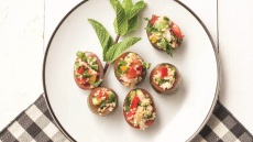 Ντομάτα γεμιστή με λιβανέζικο ταμπουλέ