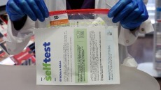 Self test: Τι ισχύει έως το τέλος του μήνα για εργαζόμενους σε ιδιωτικό και δημόσιο τομέα