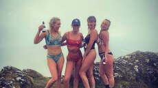 Σκαρφάλωσαν με τα εσώρουχα στα 3559 πόδια για φιλανθρωπικό σκόπο