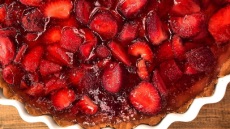 Δροσερή τάρτα με φράουλες και κρέμα