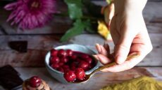 Το αντιοξειδωτικό καλοκαιρινό φρούτο που ωφελεί την καρδιά και βελτιώνει τον ύπνο