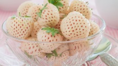 Μούρα hula, οι άσπρες φράουλες με γεύση και άρωμα ανανά!