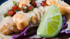 Τάκο με κουρκούτι μπακαλιάρου, pico de gallo και καπνιστή σάλτσα μαγιονέζας