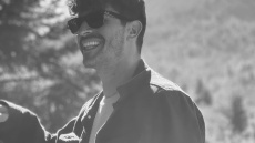 «Καταραμένη η ώρα που του είπα να κάνει το εμβόλιο» λέει ο πατέρας του αδικοχαμένου στυλίστα