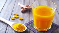 Νερό με κουρκουμά: Δεν φαντάζεστε τα πολλαπλά οφέλη του στην υγεία