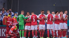 Παγκόσμια υπόκλιση στο «ανθρώπινο τείχος» των συμπαικτών του Έρικσεν