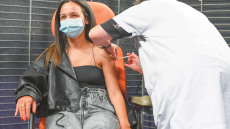 Σκέρτσος: «Δουλεύουν» τα κίνητρα - Στις 270.000 τα νέα ραντεβού για εμβολιασμό από νέους ως 29 ετών