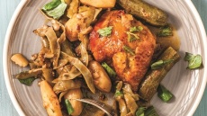 Κόκορας με φασολάκια και κολοκυθάκια