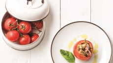 Ντομάτα γεμιστή με κρύο καλαμαράκι και πέστο βασιλικού