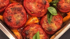 Γεμιστές ντομάτες με κιμά, πλιγούρι και σάλτσα φέτας-βασιλικού