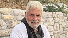 Μιχάλης Μανιάτης: Ζω σε μια σπηλιά με υπαίθριο μπάνιο και κουζίνα - Η ζωή του μεταξύ Κίνας και Κυπαρισσίας