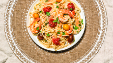 Γαριδομακαρονάδα με πολύχρωμα ντοματίνια και σάλτσα γιαουρτιού