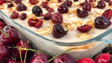 Καλοκαιρινό γιαουρτογλυκό με ψητά κεράσια και καρύδα