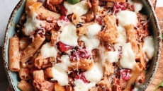 Ριγκατόνι με ντομάτα, κοτόπουλο και μελιτζάνες