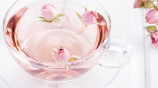 Ροδόνερο: Πώς να το φτιάξετε στο σπίτι και πώς να το χρησιμοποιείτε στο μαγείρεμα