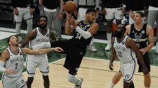 NBA: Μάτζικ Τζόνσον και Μπάρκλεϊ υποκλίθηκαν σε Γιάννη και Μπακς