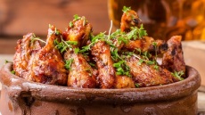 Το κόλπο για απίστευτα τραγανή πέτσα στο κοτόπουλο