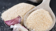 Το μαγειρικό τρικ με την σκόνη σκόρδου που θα αλλάξει τον τρόπο που μαγειρεύετε