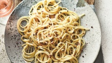 Cacio e pepe rosso (Κάτσιο ε πέπε με ροζ πιπέρι)
