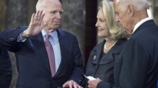 Ο Μπάιντεν ονόμασε τη χήρα του Τζον Μακέιν πρεσβευτή των ΗΠΑ σε υπηρεσία του ΟΗΕ