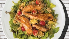 Κοτοσαλάτα με κινόα, αβοκάντο, ντοματίνια