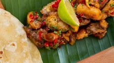 Χοιρινή τηγανιά με κρητικές μπανάνες και μούσμουλα