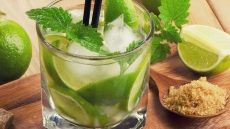 4 κοκτέιλ στην πιο φρουτένια και αρωματική εκδοχή τους