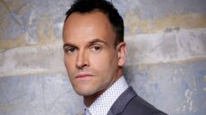 Ο Τζόνι Λι Μίλερ μπαίνει στο καστ του θρυλικού «The Crown»