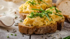 Γιατί πρέπει να βάζουμε λεμόνι στα scrambled eggs;