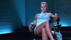 Σάρον Στόουν: Φωτογραφήθηκε φορώντας μόνο ένα T-shirt της ταινίας «Βασικό Ένστικτο» 