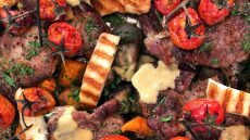 Χοιρινές μπριζόλες στον φούρνο με μελιτζάνες και ταχίνι