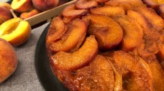 Ανάποδο κέικ με καραμελωμένα ροδάκινα