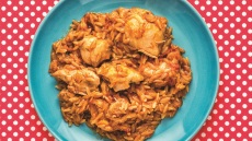 Κοτόπουλο κόκκινο με κριθαράκι ολικής άλεσης