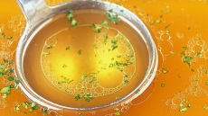 3 συμβουλές για καθαρούς και διαυγείς ζωμούς