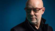 Brian Eno: «Είναι δύσκολο να αντισταθεί κανείς στην Ακρόπολη» - Τι αποκαλύπτει  για τη φιλία του με τον Γιάνη Βαρουφάκη