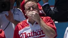 Αμερικανός έφαγε 76 χοτ ντογκ σε 10 λεπτά και κατέρριψε το προηγούμενο ρεκόρ του - Δείτε βίντεο