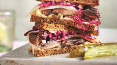 Veggie σάντουιτς σίκαλης με μανιτάρια και λάχανο τουρσί