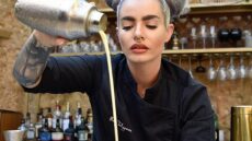 Η bar manager των Nikkei Μαίρη Ταλαιπώρου ξέρει από φιλοξενία