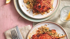 Πικάντικες χοιρινές μπριζόλες με ζεστή ρυζοσαλάτα