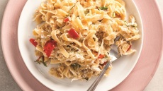 Χυλοπίτες πλατιές με κοπανιστή Μυκόνου, άγριο μάραθο και πιπεριά Φλωρίνης