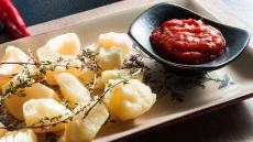 Χανιώτικη γραβιέρα με πικάντικη μαρμελάδα πιπεριάς