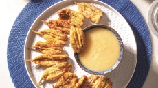 Γαύρος σε κουρκούτι ρεβιθιού τηγανητό και κρέμα λεμόνι