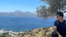 Στη Μήλο ο Berlin του «La Casa de Papel» - Απήγγειλε στίχους στο αρχαίο θέατρο του νησιού