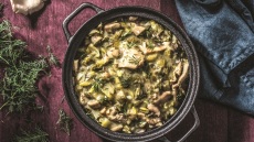 Μανιτάρια φρικασέ με σπανάκι και μαρούλι