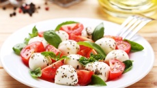 Καπρέζε: Η πιο καλοκαιρινή ιταλική σαλάτα