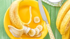 6 διαφορετικά κόλπα για να μη μαυρίζουν οι μπανάνες!