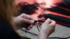 Dior: Ποιοι είναι οι Έλληνες τεχνίτες που διακόσμησαν τα καπέλα της  νέας κολεξιόν - Βίντεο