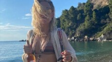 Κέιτ Χάντσον: Νέα φωτογραφία από τις διακοπές της στην Σκιάθο - Σε σκάφος με τον σύζυγο και τον γιο της